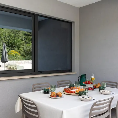 ヴィラ Luxury Gina *